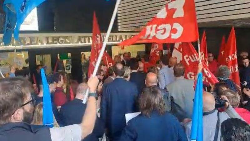 Riforma sanitaria, Cgil e Uil con i lavoratori in presidio sotto il Consiglio regionale
