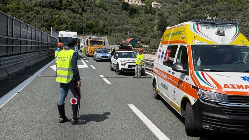 A12, tamponamento tra un’auto e un camion: due feriti