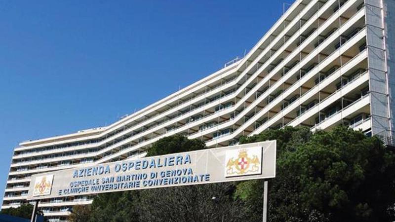 Si sporge dal balcone di casa e precipita di sotto, grave una donna di 56 anni