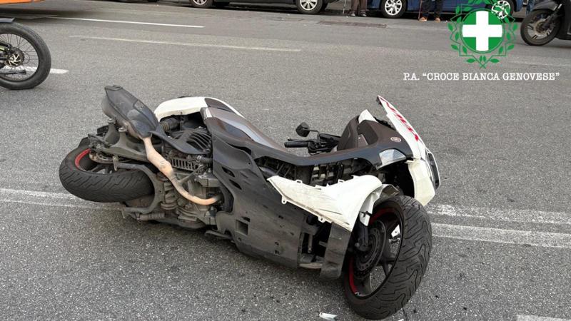Auto contro scooter a Marassi, diciassettenne portato all’ospedale Galliera
