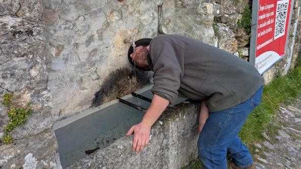 Il caro acqua colpisce l’entroterra del Levante: ora le fontanelle sono un salasso