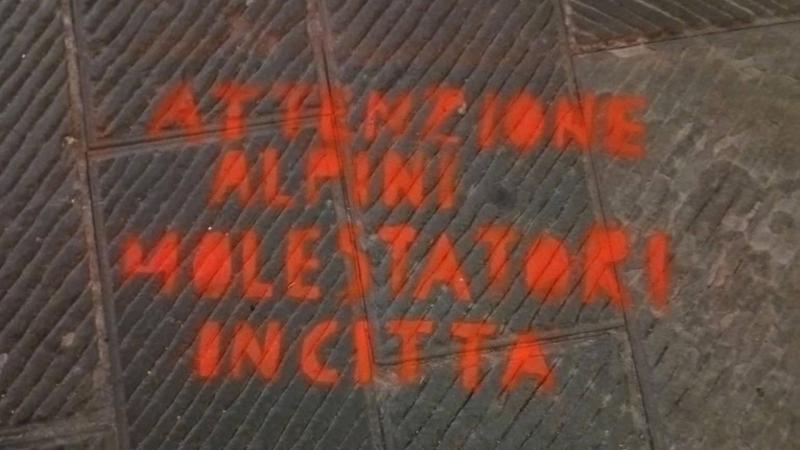 Genova, nel centro storico scritte contro gli Alpini
