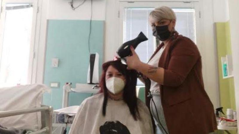 Una messa in piega alle madri dei bambini ricoverati al Gaslini, l’appello di Valentina: “Parrucchiere, uniamoci”