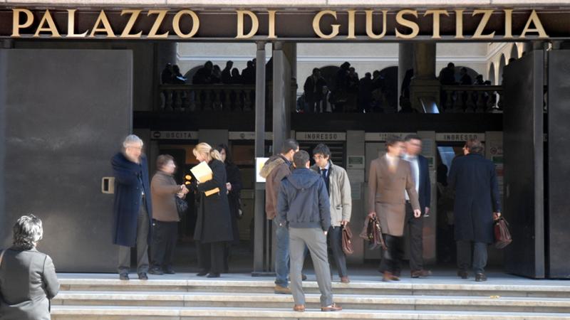«Picchiava i figli che le impedivano di chattare», ora la donna chiede il patteggiamento