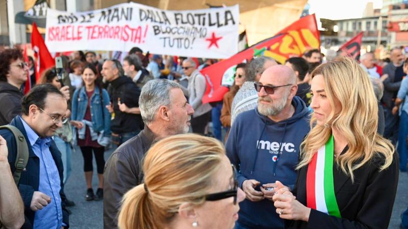 Presidio per la Flotilla a Genova. Salis: "Governo tardivo". Il presidio diventa corteo