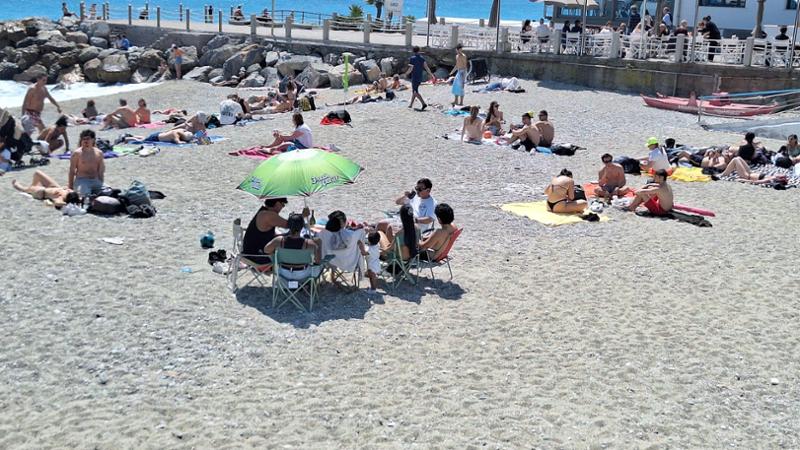 Spotorno, la prima estate con le spiagge libere al posto dei Bagni marini. “C’è già un’invasione di camper sull’Aurelia” | Video