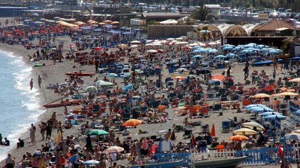 Spiagge, in Riviera liberi ampi spazi di litorale: allarme tendopoli