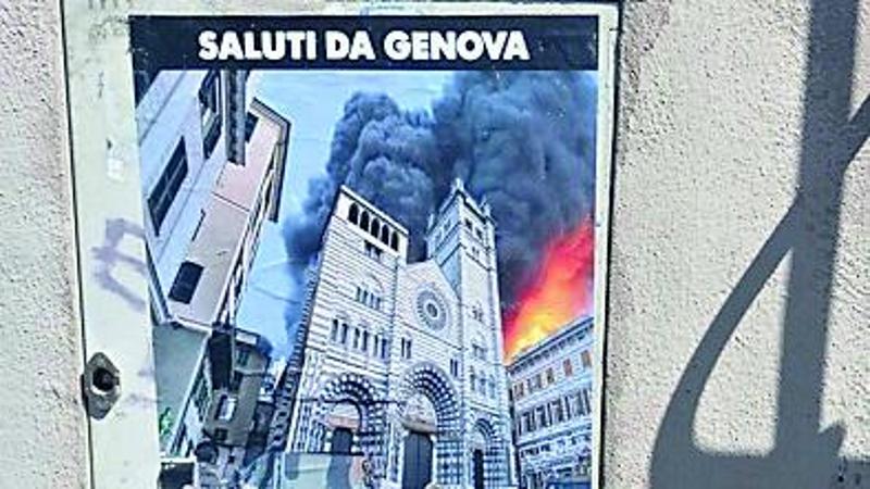 La disfida dei graffiti anti alpini, ripulite alcune scritte ora spuntano i manifesti