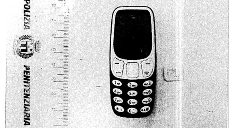 Telefonate dal carcere a parenti e fidanzate con un microcellulare: nove detenuti nei guai