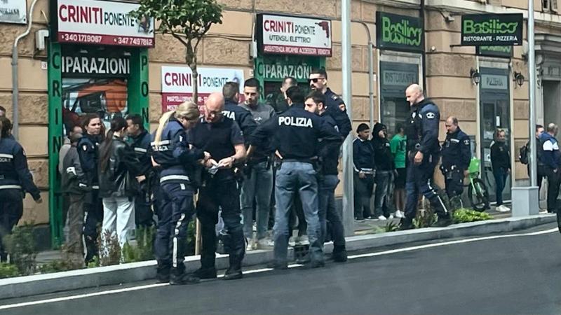 Inseguito mentre è in bicicletta e scaraventato a terra: spedizione punitiva e maxi-rissa a Cornigliano