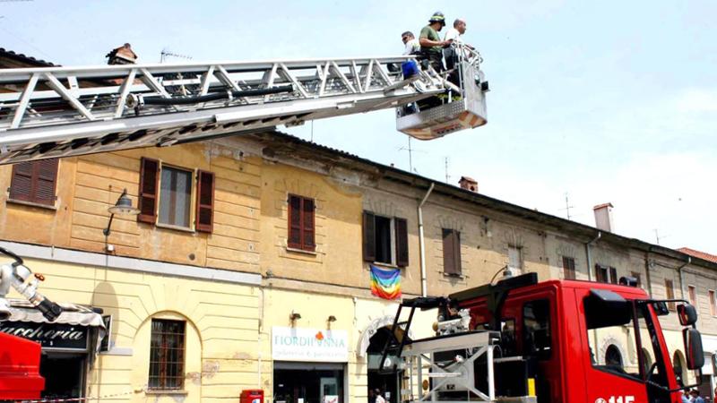 Genova, cane bloccato su un tetto al Molo: lo salvano i vigili del fuoco