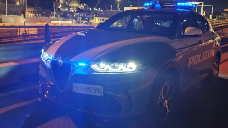 Strappa il cellulare a un ragazzo, poi lo picchia: arrestato un 37enne nel centro storico di Genova