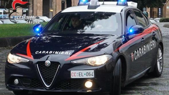 Evaso dai domiciliari, si scaglia contro i carabinieri e travolge alcuni passanti: arrestato a Pietra Ligure