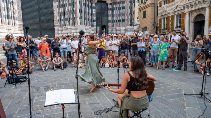 Genova, scontro sugli artisti di strada: “Nuove regole, addio quiete”