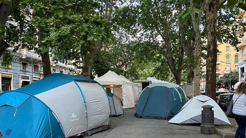 Genova, gli alpini montano un mini accampamento abusivo: intervengono le forze dell’ordine