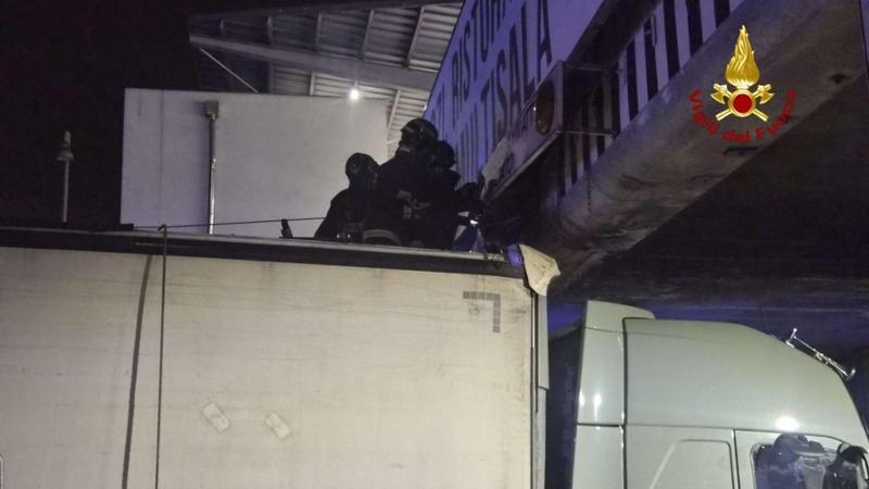 Genova, tir incastrato nel tunnel tra via Canevari e Brignole: intervento dei vigili del fuoco
