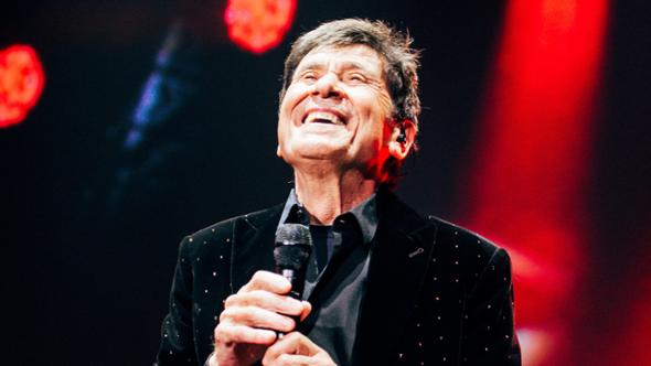 Gianni Morandi, un ragazzo di 81 anni in concerto a Genova