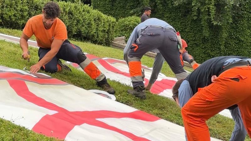 “Teli di plastica al posto dei fiori”. Esplode il dibattito sulle Caravelle di piazza della Vittoria. Aster: “Sono solo temporanei”