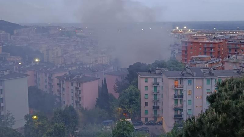 Incendio in un parcheggio a Sestri Ponente, a fuoco diverse automobili
