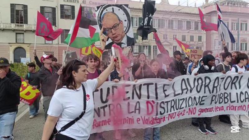 Scuola, studenti e personale in piazza contro guerra e governo