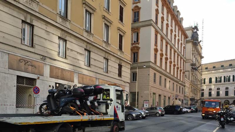 Area pedonale alpina in centro a Genova, scattano le prime sanzioni: rimosse alcune moto parcheggiate in via Vernazza