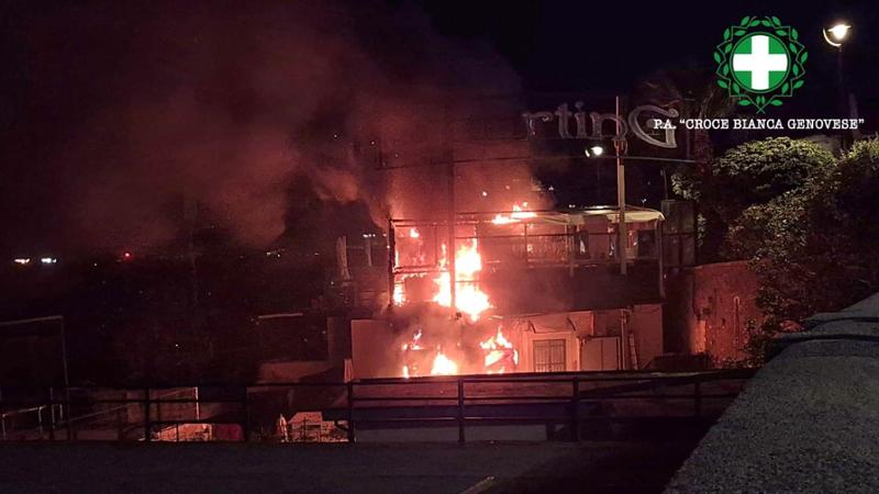 A fuoco la cucina dello Sporting, paura in corso Italia