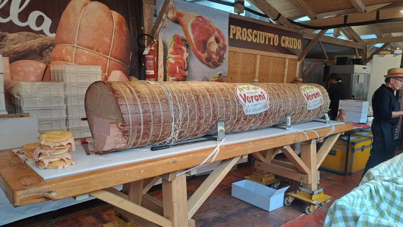 Con gli alpini a Genova anche le mortadelle da guinness (650 kg). “Servono giorni di cottura per farle perfette”