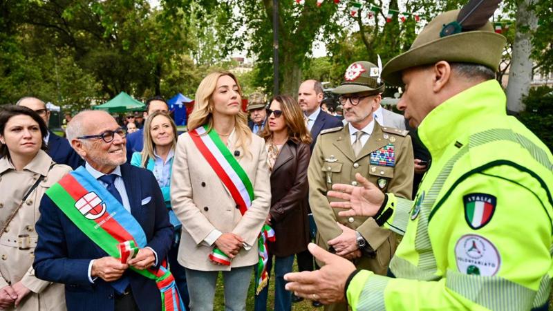 Genova abbraccia gli Alpini: alzabandiera in piazza De Ferrari apre la 97ª Adunata nazionale