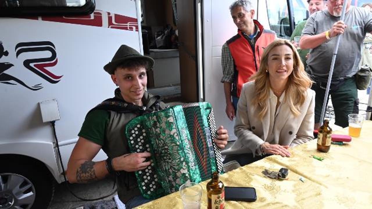 Cori e musica, gli alpini "contagiano" la sindaca Salis che canta con loro
