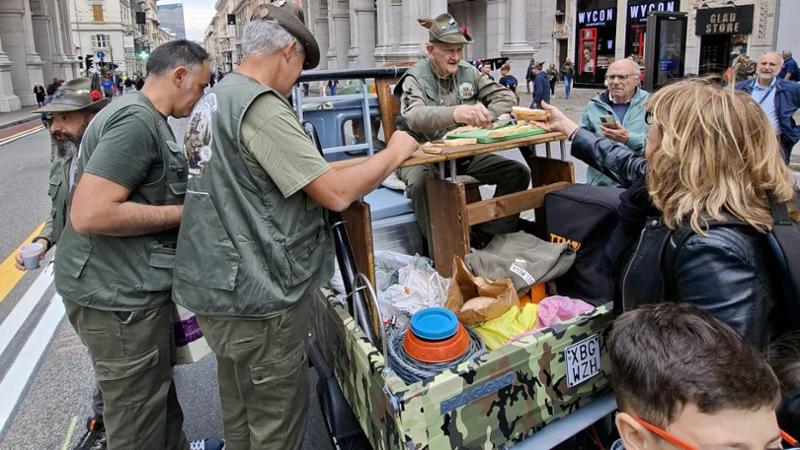 Pane, salame e vino (gratis) dall’Apecar. Tutti pazzi per il food truck degli alpini. “L’elogio della semplicità”