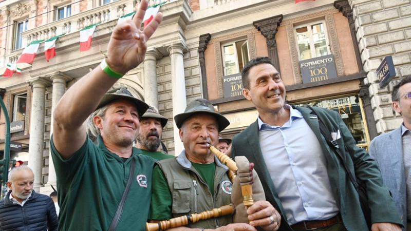 Genova, c’è il generale Vannacci a passeggio tra gli alpini. “Sono persone meravigliose”