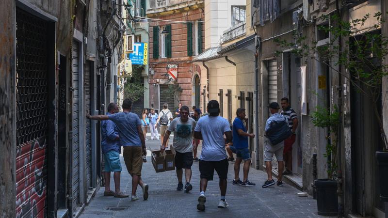 La denuncia di un alpino: “Circondati alla Maddalena, mi hanno rubato la penna dal cappello”