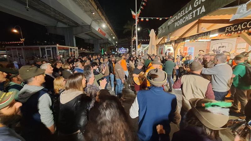 Alpini a Genova, l’altro lato della medaglia. “Per noi ristoratori è un flop, lavorano solo gli stand delle piazze”