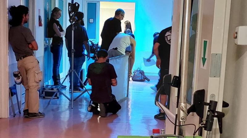 Pietra Ligure, riprese in ospedale tra realtà e finzione. “Il film sulle cure ad un agente segreto”