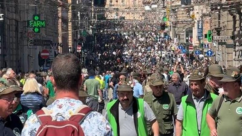 Adunata degli alpini, la seconda giornata: l’omaggio delle sezioni estere. E c’è chi indossa la penna e il kilt | Cronaca, foto, video