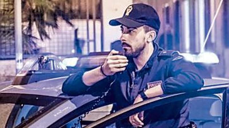 Pubblica un annuncio personale online, un uomo la raggiunge a casa e la rapina con un coltello