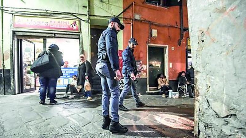 Agguati ai passanti, bloccato nei vicoli il rapinatore seriale: “Almeno 10 vittime”