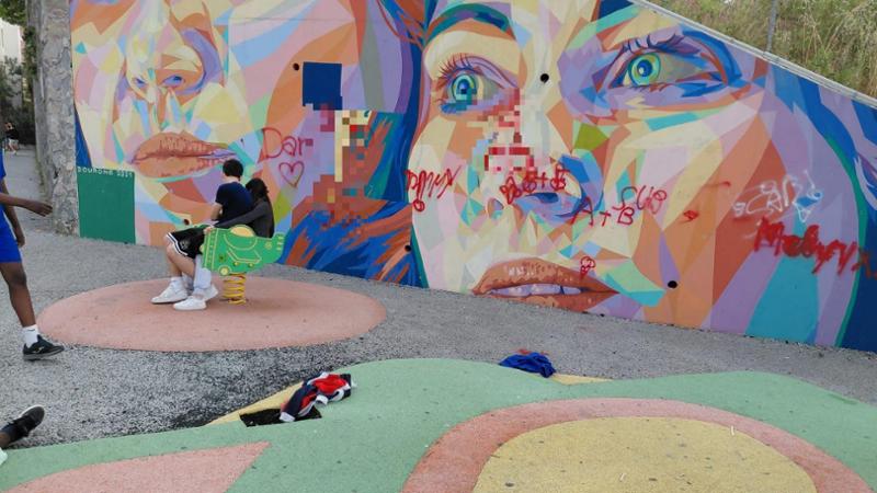 Imbrattato il murale della Radura della Memoria, Salis: “Atto incivile”. Bucci: “Gesto inaccettabile”