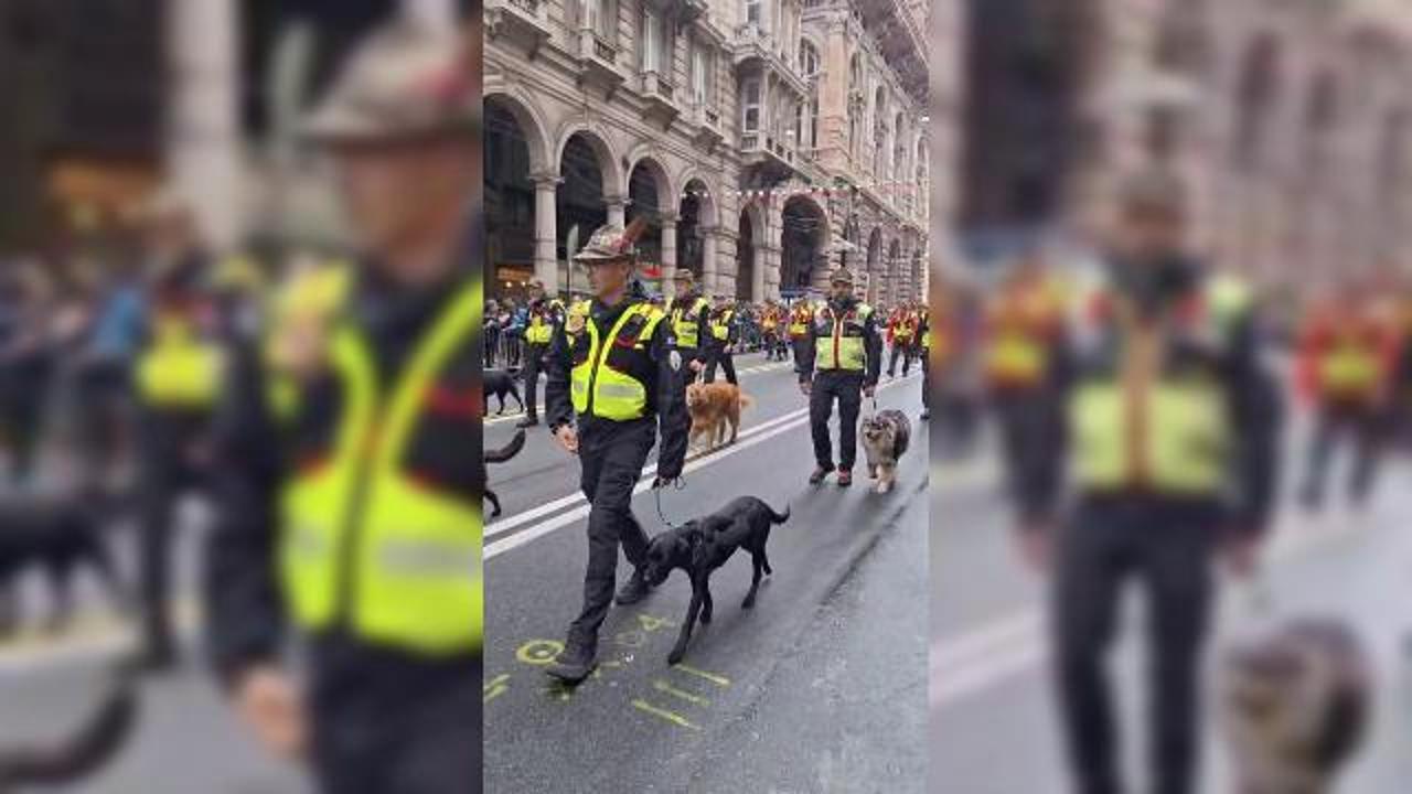 I cani degli alpini in sfilata a Genova, la carica dei cento e uno