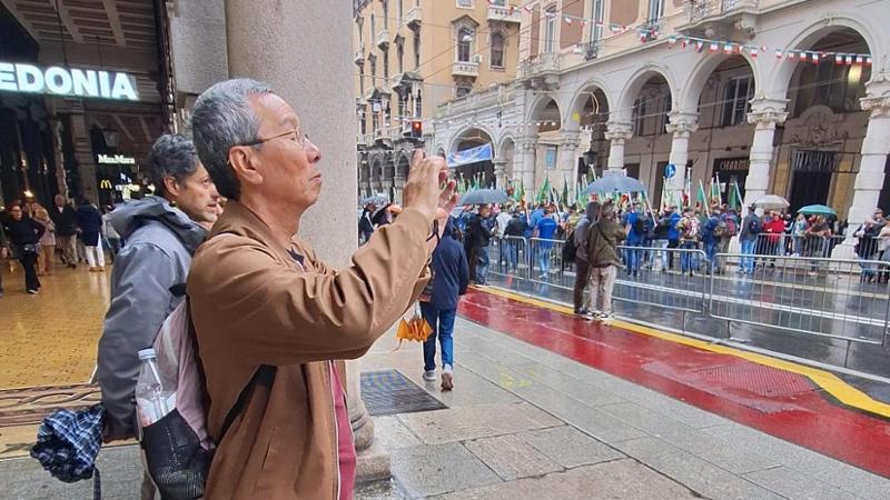 Da Sapporo a via XX: turista giapponese stregato dagli alpini. “Bandiere e orgoglio: la cosa più bella che ho visto in Italia”
