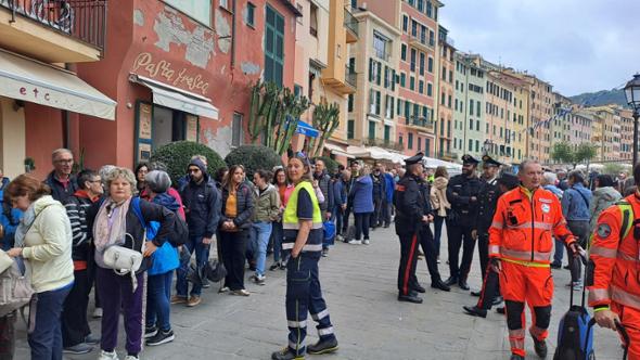 Alpini, crocieristi e stranieri: tutti in fila a Camogli per la Sagra del Pesce | Foto