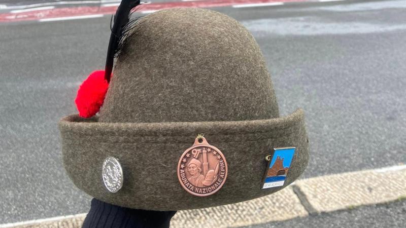 Il dramma di chi ha perso il cappello da alpino. “Aiutateci, la penna nera è più di un simbolo”