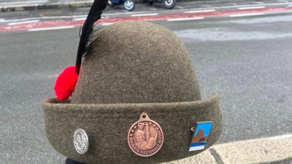 Il dramma di chi ha perso il cappello da alpino: “Aiutateci, la penna nera è più di un simbolo”
