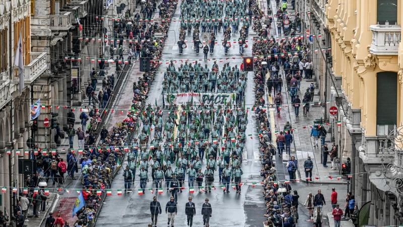 “Non ho fatto il militare ed ero scettico, ma per il centro storico di Genova vorrei 400 Alpini a presidiarlo, non uno di meno” | Il commento