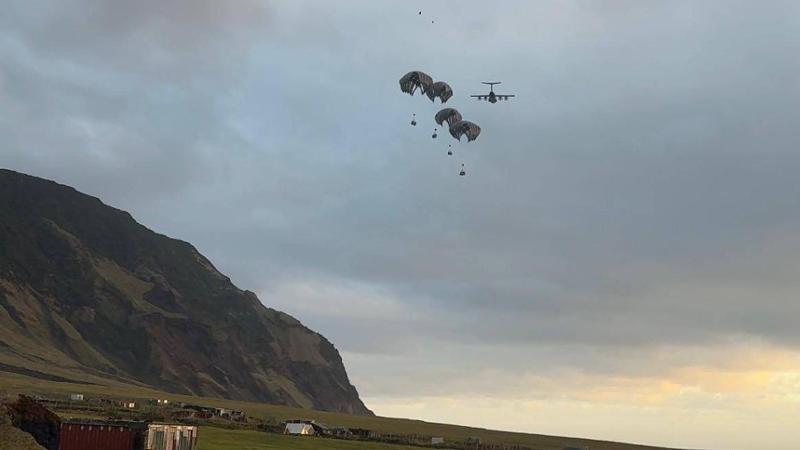 Aiuti aerei sull’Isola di Tristan da Cunha. Lockdown per il sospetto contagiato dall’hantavirus | Video
