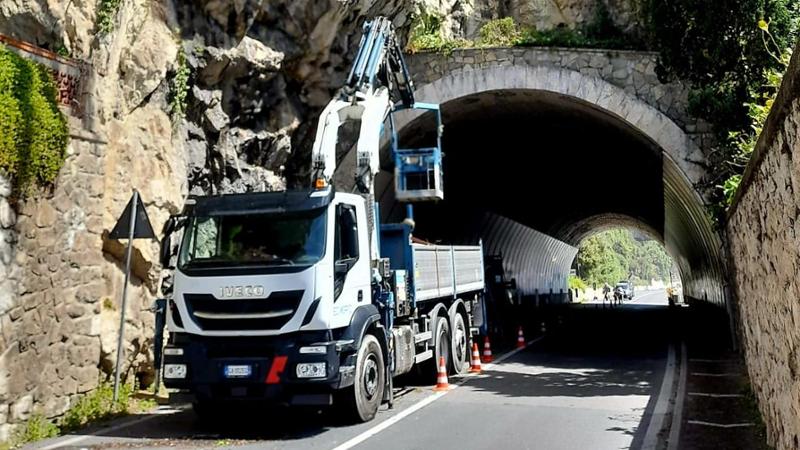 Alberi caduti a Finale, iniziati i lavori di pulizia della galleria sull’Aurelia