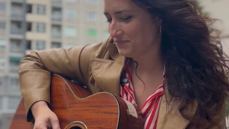 Professione guitar sitter: Frey, la cantautrice che insegna ai bambini
