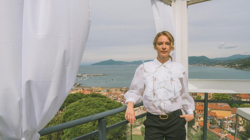 Antonia Liskova: “Dopo il mio primo film da regista, sogno una vacanza in Liguria”. Da Incantesimo a Tutti pazzi per amore, la sua carriera raccontata al Riff