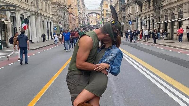 Il bacio virale degli Alpini: “Non è IA, è tutto vero”. E la foto diventa una maglietta