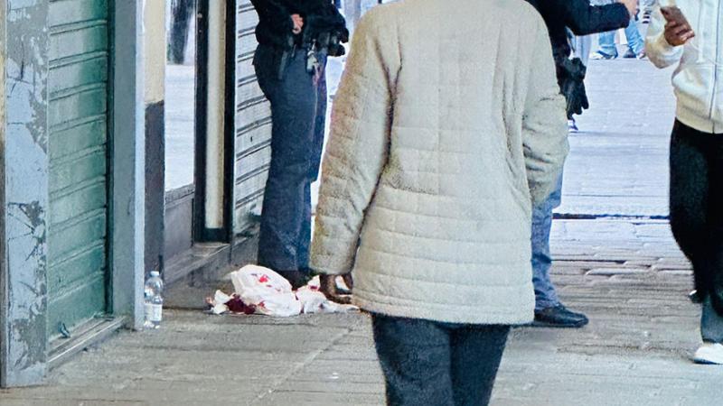 Ventiduenne accoltellato a Sottoripa, nei vicoli è caccia all’aggressore